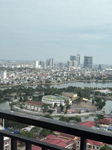 vistas a una ciudad con un cuerpo de agua en ĐAK Apartment, en Hai Phong