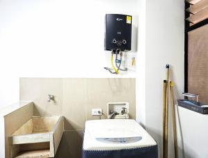 麦德林Hospedaje Andaliving Campo Valdes的一间带水槽的小浴室和墙上的电视 更多90张照片