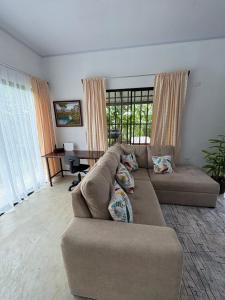 ein Wohnzimmer mit Sofa und Tisch in der Unterkunft Villa Lirica in San Francisco