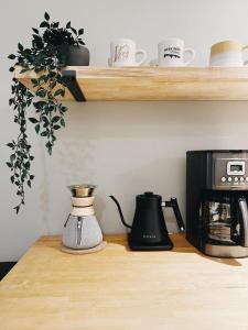a counter top with a coffee maker and a coffee pot at Greenlake urban lodge in Seattle