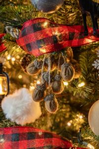 uma árvore de Natal com vários enfeites em Adora in the Pines with Axe Throwing em Flagstaff