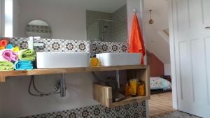 4 bedroom home - N17 في لندن: حمام به حوضان على رف +53 صورة