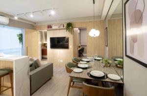 jadalnia i salon ze stołem i krzesłami w obiekcie Hotel Bela Cintra Jardins w São Paulo