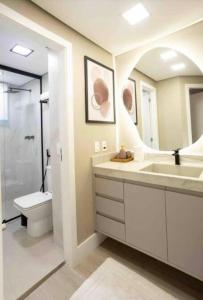 łazienka z umywalką, toaletą i lustrem w obiekcie Hotel Bela Cintra Jardins w São Paulo