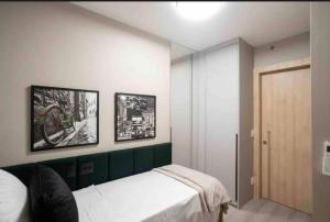 sypialnia z łóżkiem i dwoma obrazami na ścianie w obiekcie Hotel Bela Cintra Jardins w São Paulo +6 zdjęć