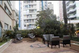 patio z krzesłami i stołami w mieście w obiekcie Hotel Bela Cintra Jardins w São Paulo