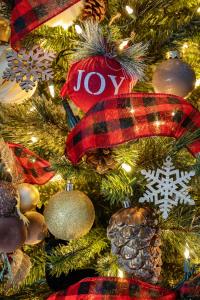 Un albero di Natale con sopra decorazioni natalizie di The Pine Perch a Munds Park