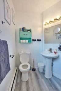 Ένα μπάνιο στο 1-Bedroom Retreat Apt 3 +2 φωτογραφίες