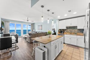 Köök või kööginurk majutusasutuses Laketown Wharf Remodeled Gulf View Retreat! 3BR Resort Condo with Huge Balcony