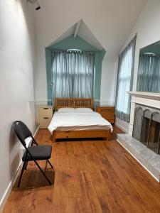 Ένα ή περισσότερα κρεβάτια σε δωμάτιο στο EXTRA Large Suite with Ensuite Bathroom, Microwave & Fridge