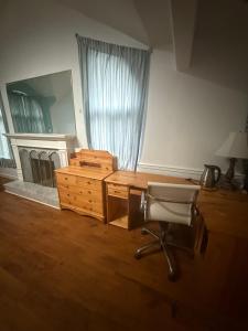 Φωτογραφία από το άλμπουμ του EXTRA Large Suite with Ensuite Bathroom, Microwave & Fridge σε Ρίτσμοντ