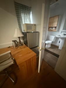 Η κουζίνα ή μικρή κουζίνα στο EXTRA Large Suite with Ensuite Bathroom, Microwave & Fridge