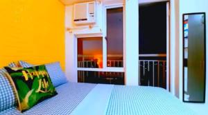 Ένα ή περισσότερα κρεβάτια σε δωμάτιο στο SweetLove Hideaway CITYLAND Condo 2-BR, 2-Bath, Living room, Sleeps 12, Kitchen, Free Pool, Wi-Fi, 2 Parking, View-Deck on 24F rooftop