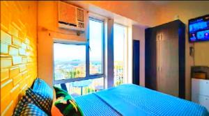 Ένα ή περισσότερα κρεβάτια σε δωμάτιο στο SweetLove Hideaway CITYLAND Condo 2-BR, 2-Bath, Living room, Sleeps 12, Kitchen, Free Pool, Wi-Fi, 2 Parking, View-Deck on 24F rooftop