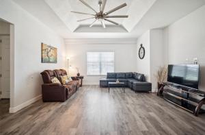 TV/trung tâm giải trí tại Newer Construction Home in Port Richey 3BR 2BA Bright with High Ceilings, Screened Lanai & Lake View, Fully Furnished, Conveniently Located on a Corner Lot with No Front Neighbors, Short Walk to US-19, Shops & Restaurants