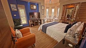 een slaapkamer met een bed en een woonkamer bij suktara homestay in Kalimpong