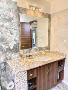 een badkamer met een wastafel en een spiegel bij suktara homestay in Kalimpong +86 foto's