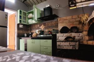 een keuken met een bakstenen oven in de muur bij suktara homestay in Kalimpong