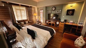 een slaapkamer met een bed en een woonkamer bij suktara homestay in Kalimpong