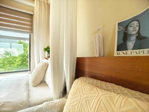 a bedroom with a bed and a window at 木Box田妍山色 in Jiaoxi +53 photos