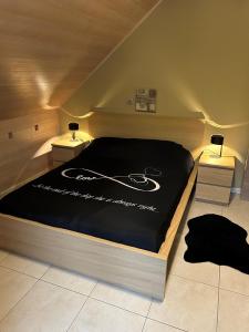 Ένα ή περισσότερα κρεβάτια σε δωμάτιο στο Villa Tomasso