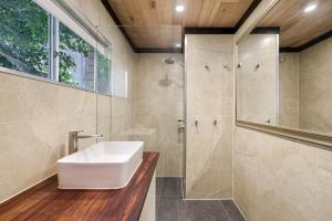 Koupelna v ubytování Renovated Beach Escape in Surfers, Surf at Your Door, Cavill a Short Stroll + 9 fotografií