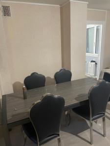 une salle à manger avec une table et des chaises en bois dans l'établissement Appartement confortable pour petit budget, au Mans