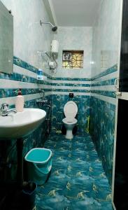Un baño de Ashirwad Residency