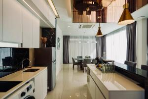 una cucina con armadi bianchi e una sala da pranzo di Mida Grande Resort 4BR Villa 8123 a Ban Lum Fuang