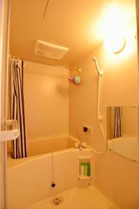 Ένα μπάνιο στο a1テラス付き1SLDKメゾネット駐車場あり東京都羽村市