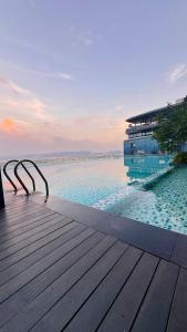 une piscine avec un bâtiment dans l'eau dans l'établissement Pearl Suites At The Manor Kuala Lumpur, à Kuala Lumpur