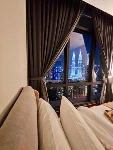 une chambre avec une fenêtre avec vue sur une ville dans l'établissement Pearl Suites At The Manor Kuala Lumpur, à Kuala Lumpur 187 autres photos