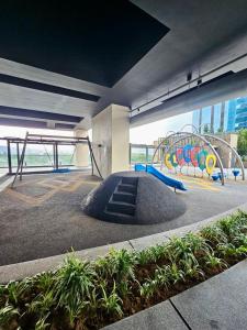 - une aire de jeux dans un bâtiment avec toboggan dans l'établissement Pearl Suites At The Manor Kuala Lumpur, à Kuala Lumpur