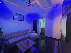 Una sala de estar con un sofá y un televisor en Prime Gold Apartments, en Lagos