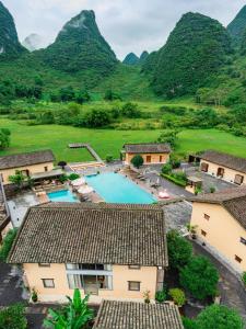 Una vista aérea de un complejo turístico con montañas al fondo. en 桂林阳朔万相青谷酒店Vision Villa Yangshuo, en Yangshuo