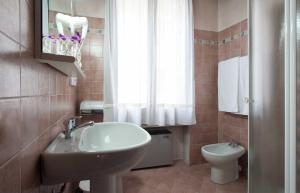 Koupelna v ubytování Hotel Al Castello + 26 fotografií