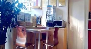 une cuisine avec une table et des chaises et une fenêtre dans l'établissement 7 Days Inn Zhongshan Southern District Daxin Xinduhui, à Huancheng