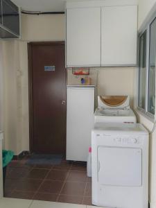 Η κουζίνα ή μικρή κουζίνα στο Homestay Beruntung Adenium