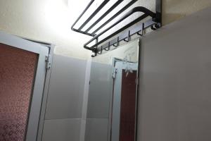 un bagno con doccia con porta in vetro di Sen Sapa Retreat & Tours a Sa Pa Altre 39 foto