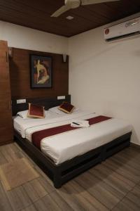 ein Schlafzimmer mit zwei Betten in einem Zimmer in der Unterkunft Rendezvous Jungle Resort in Sultan Bathery