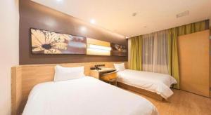 Ένα ή περισσότερα κρεβάτια σε δωμάτιο στο IU Hotel Changsha Railway Station Branch