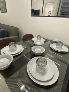 Lifes Good في مانداوي سيتي: طاولة عليها صحون وصحون