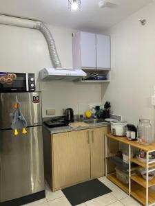 Lifes Good في مانداوي سيتي: مطبخ مع ثلاجة ستانلس ستيل