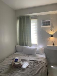 Lifes Good في مانداوي سيتي: غرفة نوم بسرير مع نافذة ومكيف