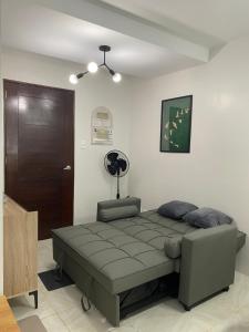 Lifes Good في مانداوي سيتي: غرفة نوم بها سرير وكرسي