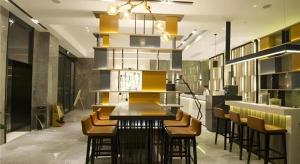 une cuisine avec une table et quelques chaises dans l'établissement Echarm Hotel Nanning the MixC Exhibition Center Metro Station, à Nanning