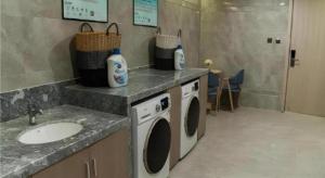 Η κουζίνα ή μικρή κουζίνα στο Echarm Hotel Jianshui Gucheng