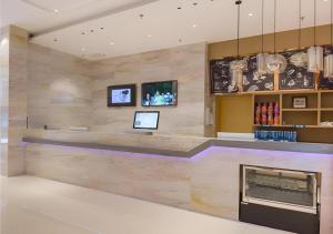 - un hall avec une cheminée et une télévision dans l'établissement City Comfort Inn Liuzhou High-speed Railway Station Entrance, à Liuzhou