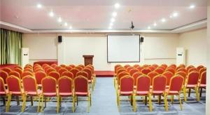 ein Konferenzraum mit roten Stühlen und einer weißen Leinwand in der Unterkunft City Comfort Inn Xinyu Laodong Bei Road in Xinyu