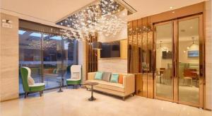 un hall d'entrée avec un canapé, des chaises et une table dans l'établissement City Comfort Inn Liuzhou Wuling Liutai Road, à Liuzhou